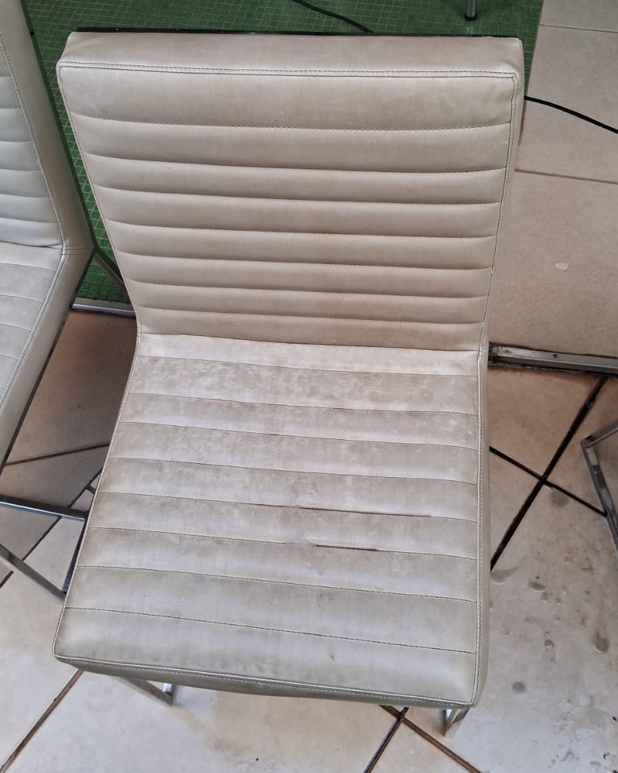 Cadeira de couro clara antes da higienização