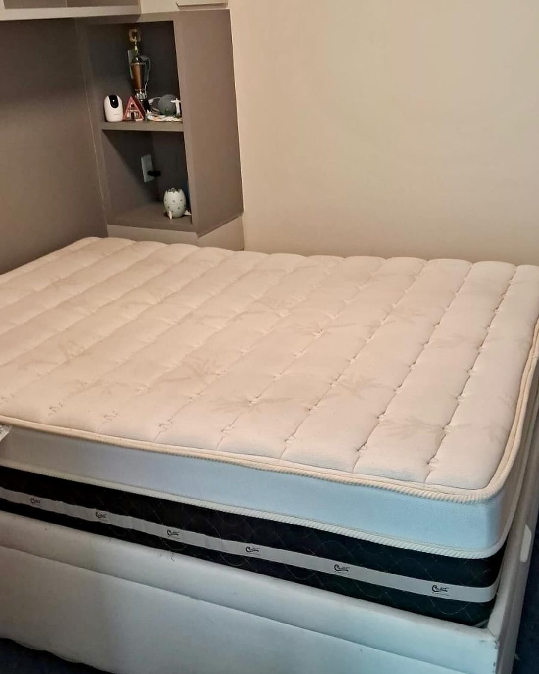 Colchão de casal com a superfície já higienizada