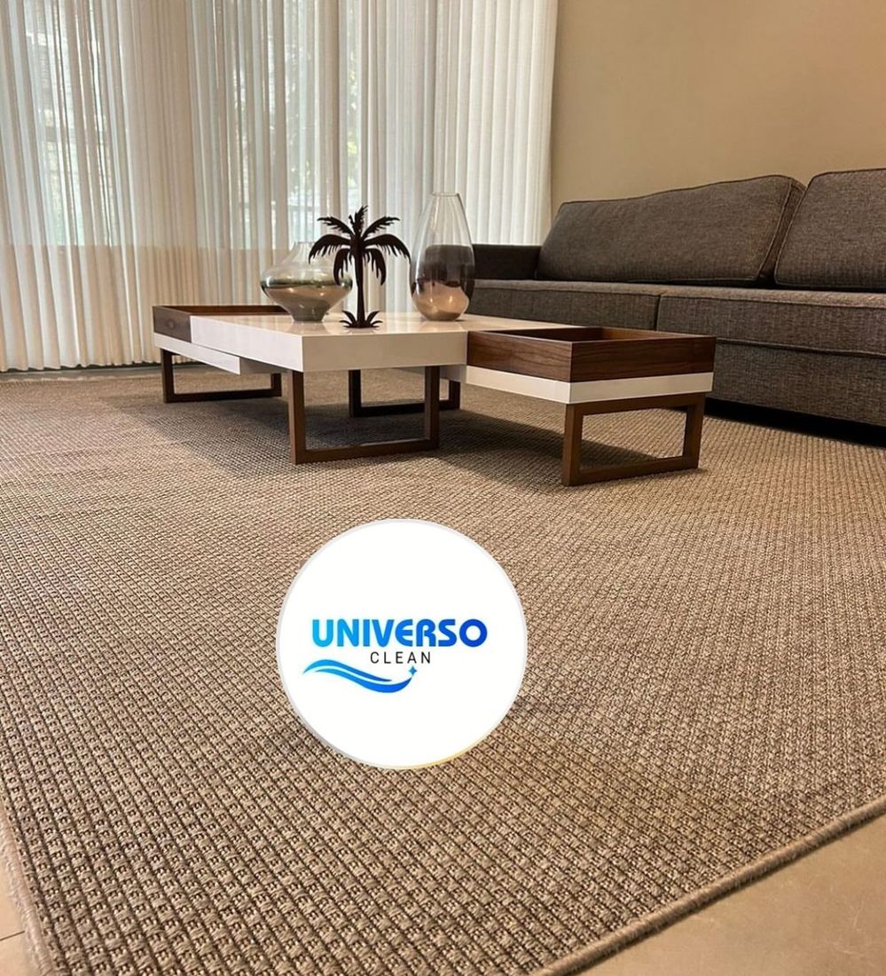 Sala com tapete e estofados higienizados pela Universo Clean